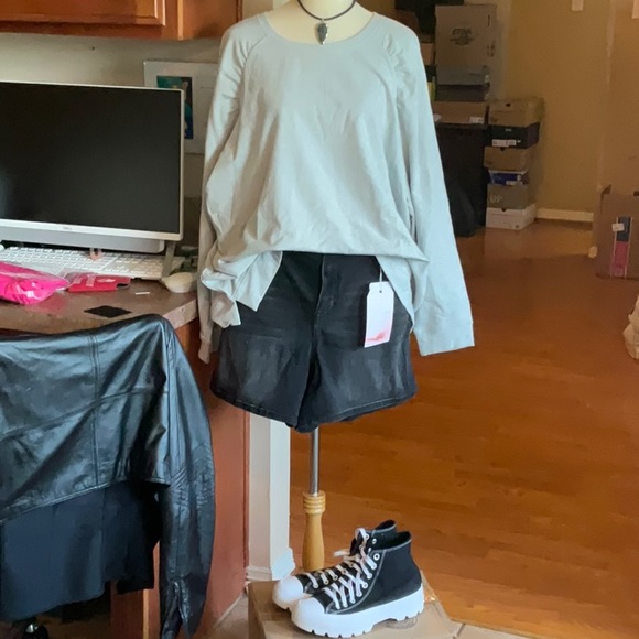 A Beautiful Soul Black Wash 5” High Rise Jean Short Size 18, NWT - Picture 2 of 15